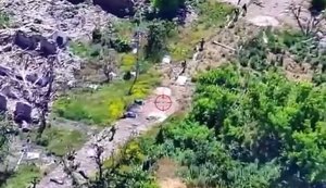 Five ruscists fail to spot Ukrainian FPV drone tracking them to building and are eliminated in single strike. VIDEO