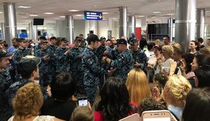 Воронченко вручил освобожденным морякам ордена, очередные воинские звания и офицерские кортики. ФОТО