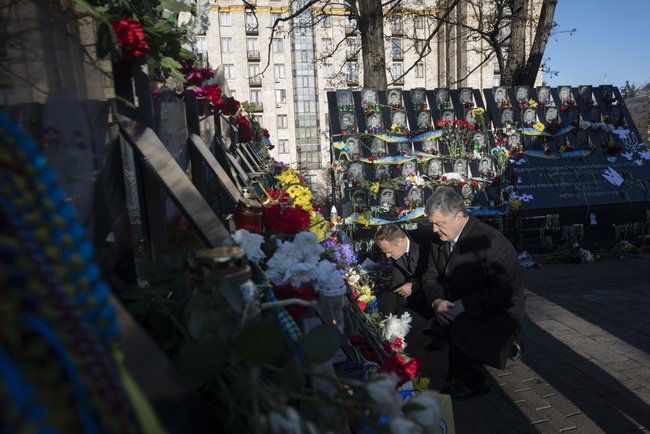 Порошенко і Туск вшанували память Героїв Небесної Сотні 01