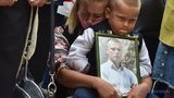 Мати і син із портретом загиблого воїна на акції "Час не лікує". ФОТО ДНЯ