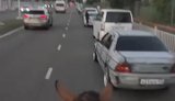 Россиянин поехал верхом на лошади за бензином, пока другие стоят в километровой очереди на АЗС. ВИДЕО