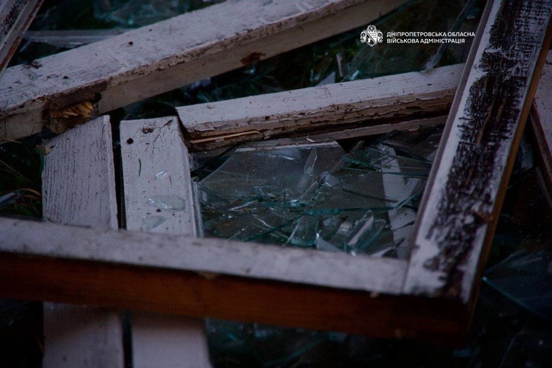 У Дніпрі після ранкової атаки РФ вибило вікна в багатоповерхівках і пошкодило автівки