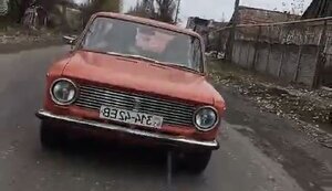 Оккупанты буксируют угнанные "Жигули": "Машину с пацанами отмародерили. Хохляцкие номера". ВИДЕО