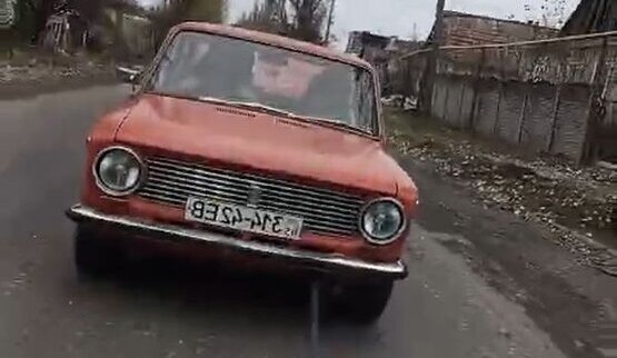 Оккупанты буксируют угнанные "Жигули": "Машину с пацанами отмародерили. Хохляцкие номера". ВИДЕО