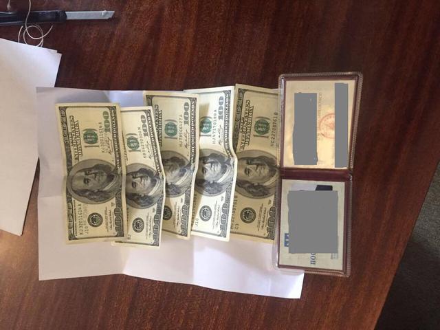 На хабарі в $ 2 тисячі спіймано голову і чиновницю РДА на Одещині (оновлено) 02