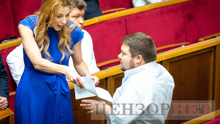 Лозовой на корточках озадачил Ляшко, эмоциональный спор Черваковой и Карпунцова и пустующий сессионный зал, - день работы ВР 22 июня. ФОТОрепортаж