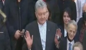 "Зараз час прихлопнути кришку піаніно", - Порошенко пожартував над Зеленським після виходу із суду. ВIДЕО