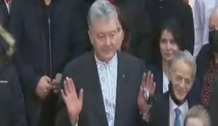 "Зараз час прихлопнути кришку піаніно", - Порошенко пожартував над Зеленським після виходу із суду. ВIДЕО