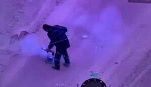 В Покровске мужчина самостоятельно остановил российский дрон и снял с него боеприпас. ВИДЕО