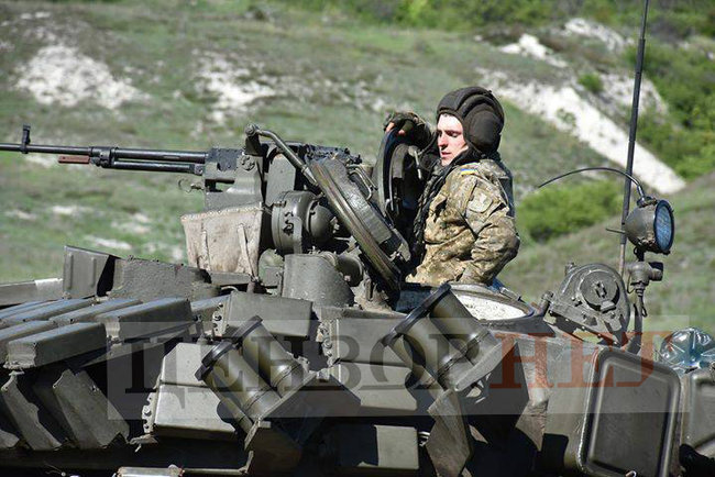 Командир танкового екіпажу 51-ої бригади Богдан Макаров: Одним снарядом ми влучили прямісінько в одну групу мінометів і знищили її. Тоді ми знешкодили від 30 до 35 осіб. Якби ще працював мій командирський кулемет… 05