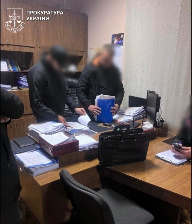 Викрито нові деталі схеми про фіктивне працевлаштування в АТ 