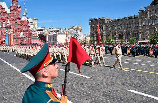 Бывший российский бобслеист Труненков, оскандалившийся с допингом, возглавил колонну детей во время парада 9 мая в Москве 01