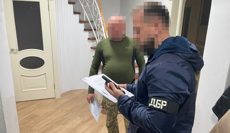 Заступник командира в/ч відправляв військових класти бруківку на Львівщині та встановлювати пам’ятники на могилах, - ДБР. ФОТО