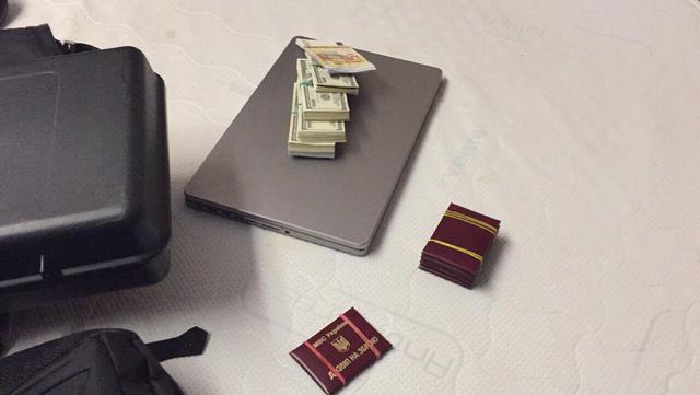 Полиция подозревает должностных лиц киевского коммунального предприятия в присвоении средств, выделенных на ремонт школы и реставрационные работы на Андреевском спуске 04