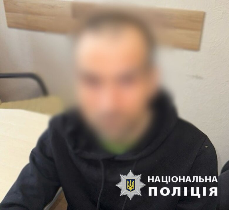 Чоловік вдарив ножем у груди військового в Києві