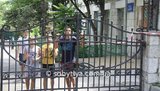 Опломбированную дверь санатория-"убийцы" вскрыли, на его пляже отдыхают неизвестные. ФОТОрепортаж