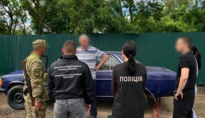 Купував клієнтам вживані авто: на Одещині прикордонники викрили організатора "VIP-туру" до Молдови. ФОТОрепортаж