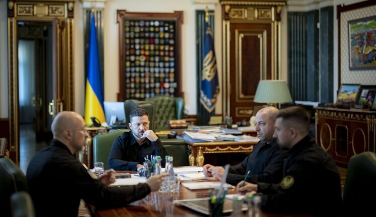 Зеленський провів нараду щодо ситуації в оборонній сфері: Української зброї має стати більше. ФОТО