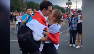Парень сделал любимой предложение на акции протеста в Минске. ВИДЕО