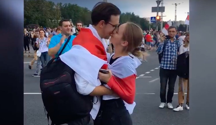 Парень сделал любимой предложение на акции протеста в Минске. ВИДЕО