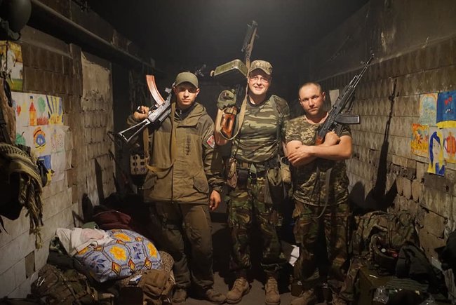 Інженер підбиває другу машину, там все горить, сила силенна сєпарських трупів. Я покинув СПГ і почав гатити з ПТУРа по танку, - Дмитро Коцюбайло (Да Вінчі) про бій у Пісках у квітні 2015 року 04