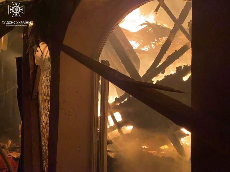 Через ворожий обстріл у Антонівці на Херсонщині горів житловий будинок, - ДСНС 03