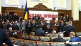БЮТ заблокировал парламентскую трибуну: требуют создать комиссию по инциденту с Тимошенко. ФОТО
