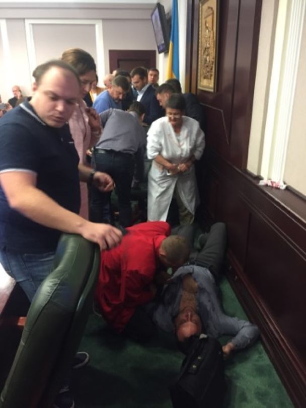 У Київській облраді побилися депутати БПП і Батьківщини 04