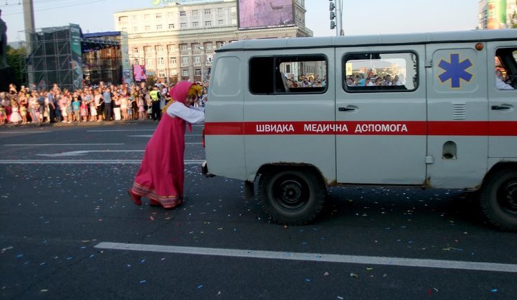 Юмореска от ПР: медреформу Януковича высмеяли на День города в Донецке. ФОТОрепортаж