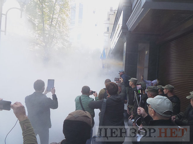 Під час мітингу під ГПУ проти екстрадиції в РФ Тумгоєва сталися сутички: мітингувальники бють вікна, їх у відповідь поливають водою зі шлангів 31