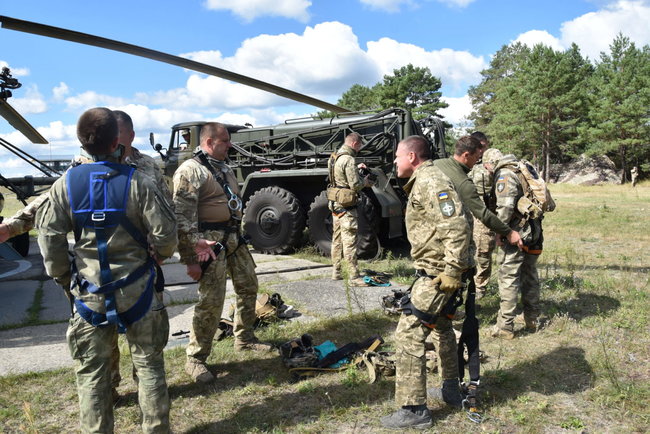 Маскування біля позицій противника, десантування та евакуацію відпрацьовують офіцери-авіанавідники на Чернігівщині 03