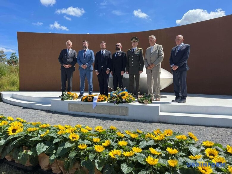 В Нидерландах почтили память погибших в катастрофе МН17: имена жертв зачитали их родственники 06