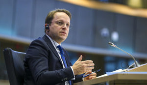 Еврокомиссар по вопросам расширения ЕС Варгели планирует посетить Украину, - Вагнер