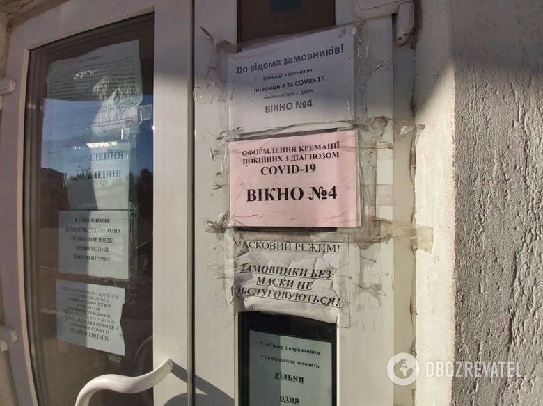 Черга автобусів біля Байкового кладовища в Києві 03