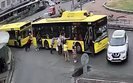 У Києві несправний тролейбус, який штовхали пасажири, протаранив позашляховик Nissan. ВIДЕО