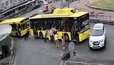 В Киеве неисправный троллейбус, который толкали пассажиры, протаранил внедорожник Nissan. ВИДЕО камер наблюдения