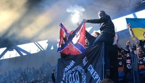 На фана "Шахтера", который спалил флаг "Новороссии" на матче в Харькове, составили протокол за мелкое хулиганство, - журналист Шередега