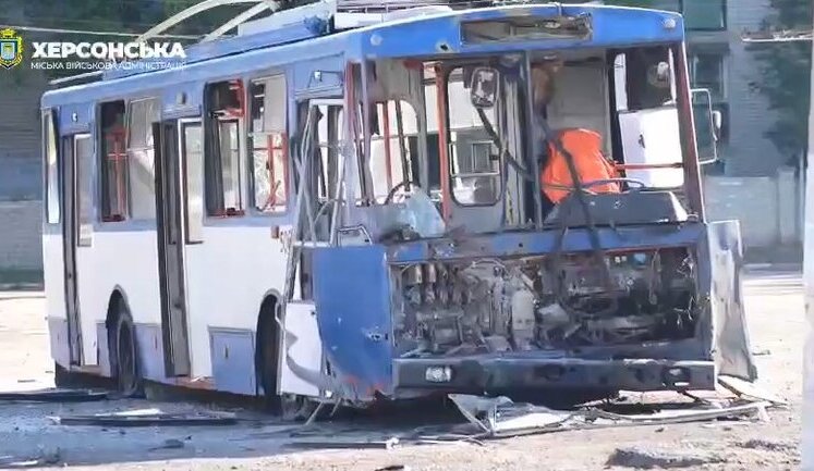 Росіяни вдарили по "Херсонелектротрансу": пошкоджено будівлі і 24 тролейбуси. ВIДЕО