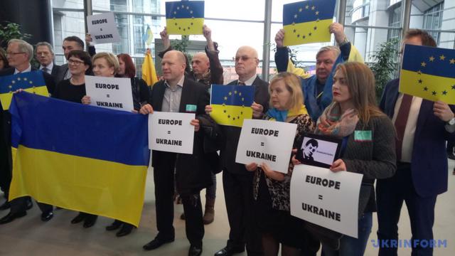 Флешмоб на підтримку України пройшов в Європарламенті 02