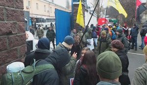 Activists blockade Lukianivka prison, prevent transfer of former Berkut officers to court. VIDEO+PHOTOS