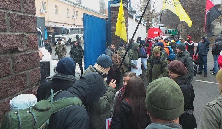 Activists blockade Lukianivka prison, prevent transfer of former Berkut officers to court. VIDEO+PHOTOS