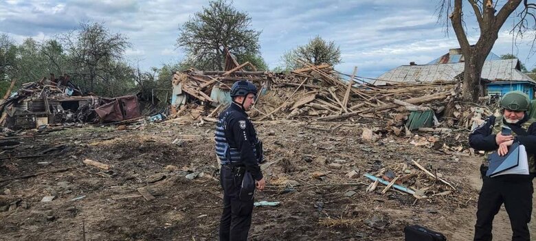 Во время фиксации последствий бомбардировки на Черниговщине трое полицейских получили травмы в результате повторной атаки 01