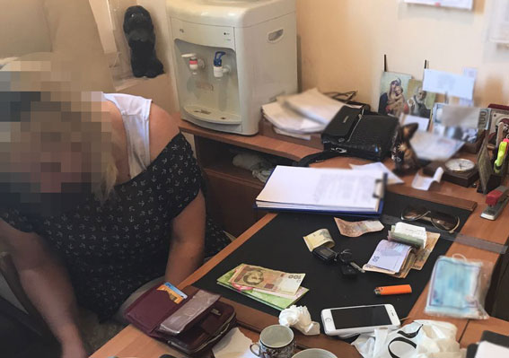 Двох лікарів спіймали на хабарі в Маріуполі, - Нацполіція 02 Двох лікарів спіймали на хабарі в Маріуполі, - Нацполіція 02