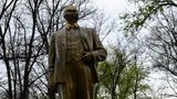 В Кривом Роге националисты кувалдой разбили памятник Ленину. ФОТО