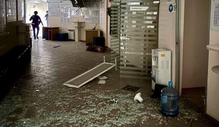 Будівлю податкової на правому березі Києва пошкоджено ударом РФ. ФОТОрепортаж