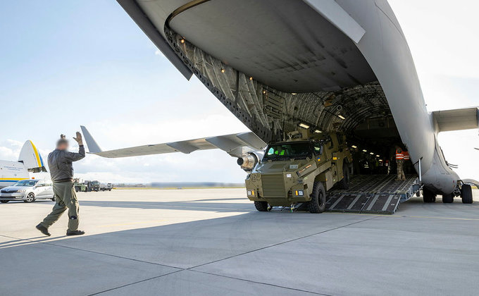 До Європи прибули австралійські бронемашини Bushmaster для України 03