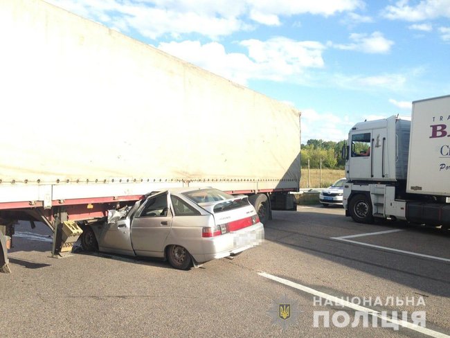 ВАЗ вїхав у вантажівку на Харківщині - загинули три людини 02