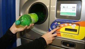 В Україні пропонують запровадити повернення грошей за пляшки та банки