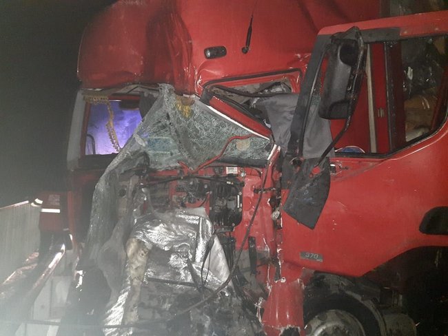У Полтавській області зіткнулися дві вантажівки, загинули водії 02