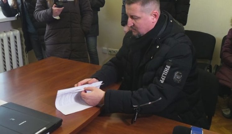 Адвокат Добош передав Денісовій скаргу про порушення прав підозрюваної у справі Шеремета Кузьменко. ВІДЕО+ФОТОрепортаж
